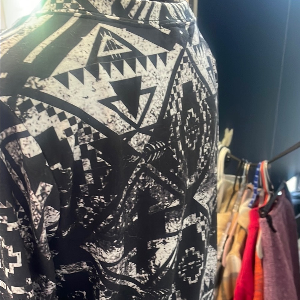 Graphic Tiger Print Long Sleeve Top - Picture 4 of 4